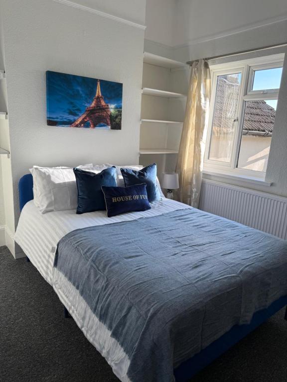 Stylish Private Rooms في بيرجس هيل: غرفة نوم بسرير وملاءات زرقاء ونافذة