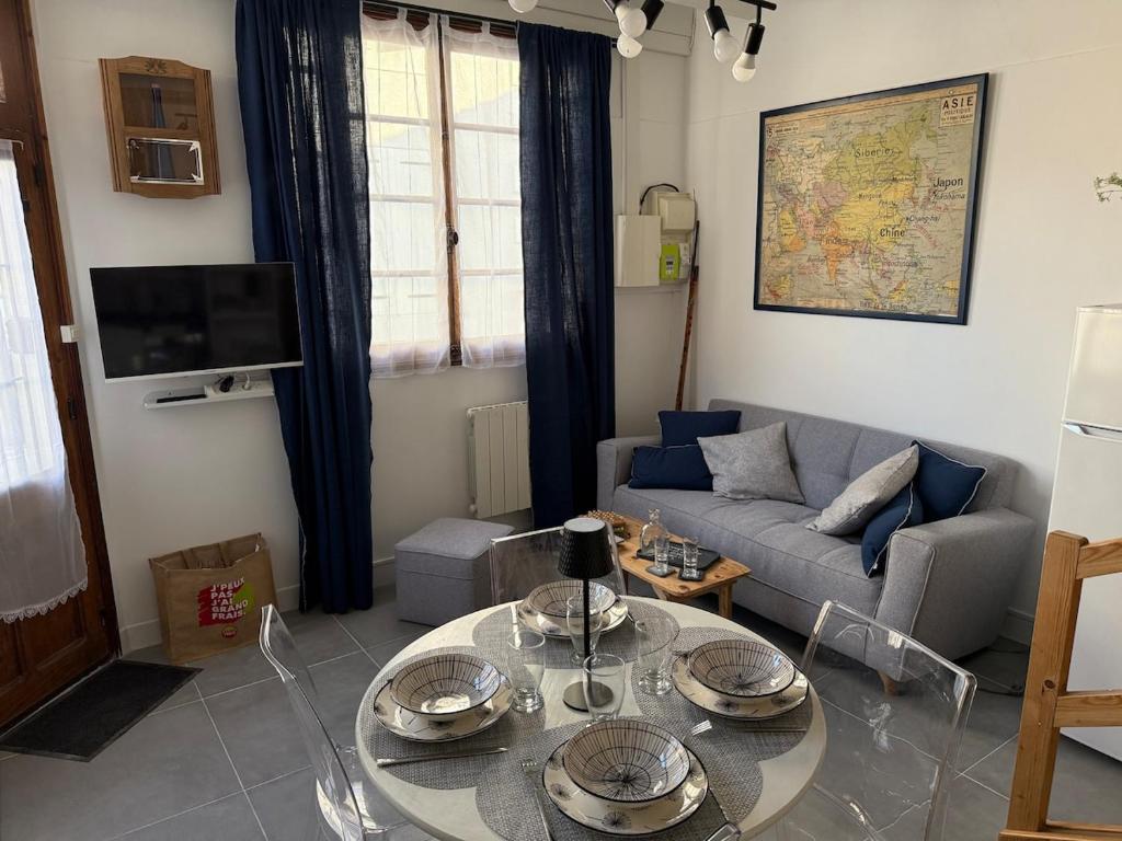 TV a/nebo společenská místnost v ubytování Maison de village au cœur du Marais Poitevin