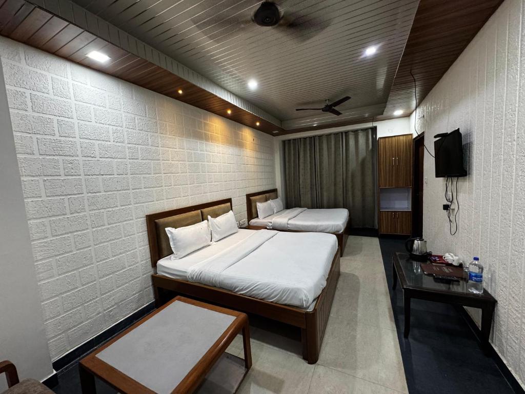 Ένα ή περισσότερα κρεβάτια σε δωμάτιο στο Hotel Himgiri Residency