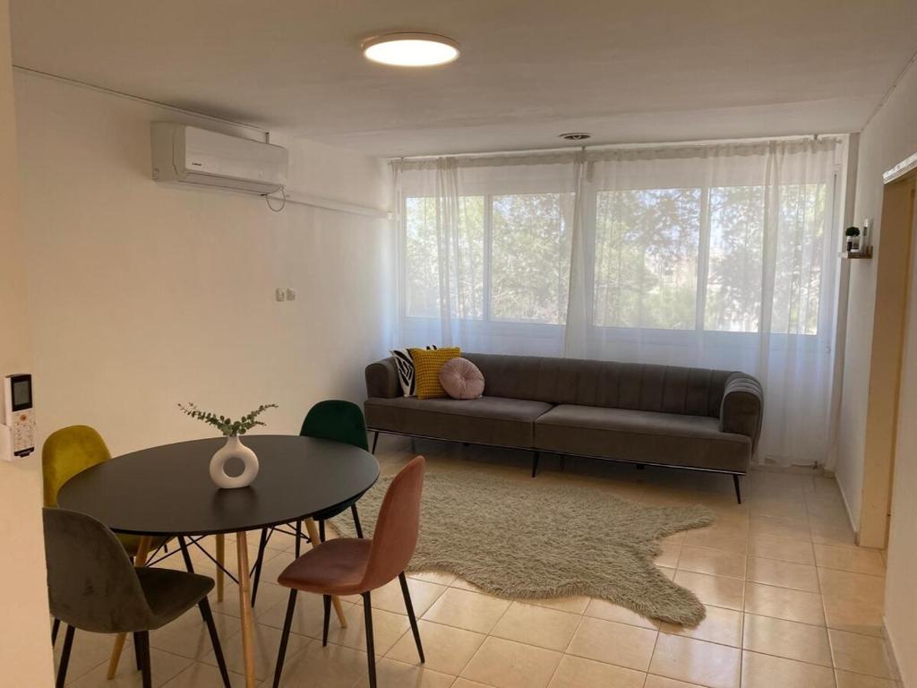 Posezení v ubytování Large guest apartment in Mitzpe Ramon