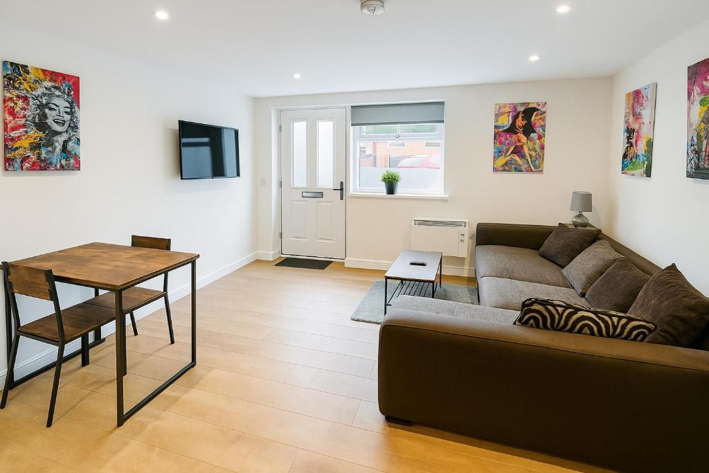 una sala de estar con un sofá y una mesa en Rentals Leicester 2 - Free Street Parking, en Leicester