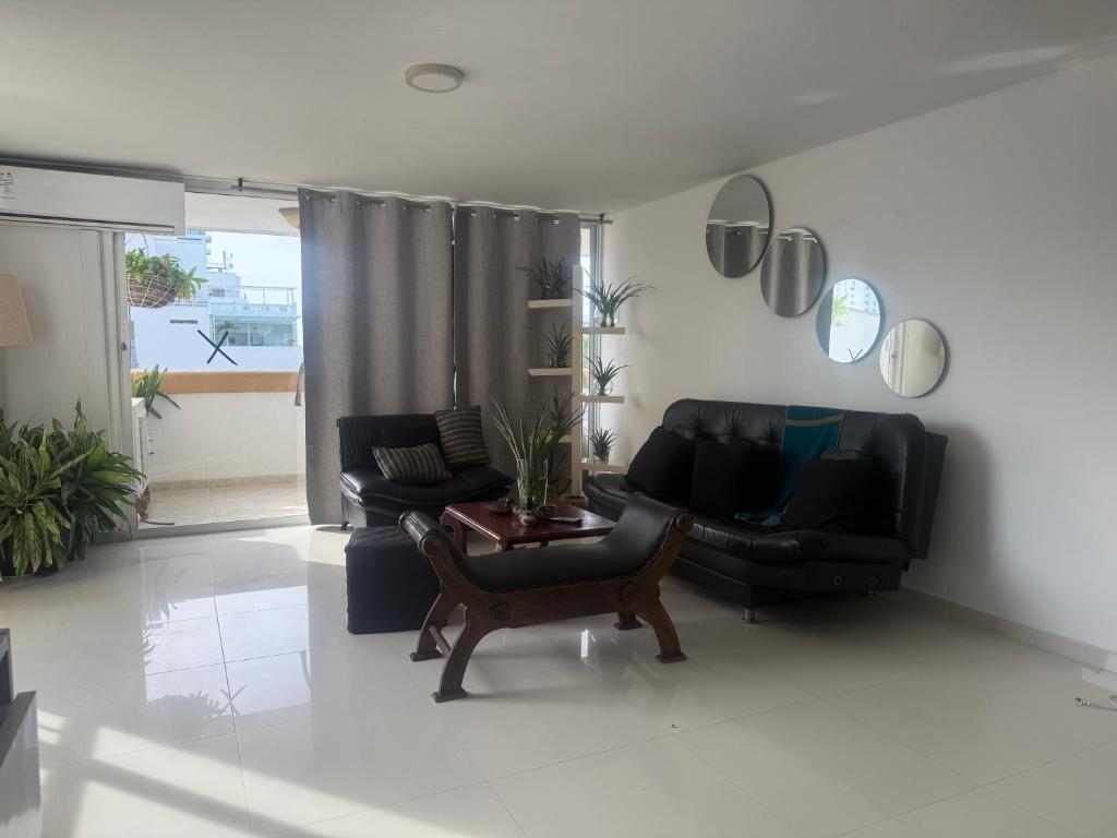 Χώρος καθιστικού στο Lindo apartamento de 3 alcobas y de dos cómodo para una linda estadía en Cartagena