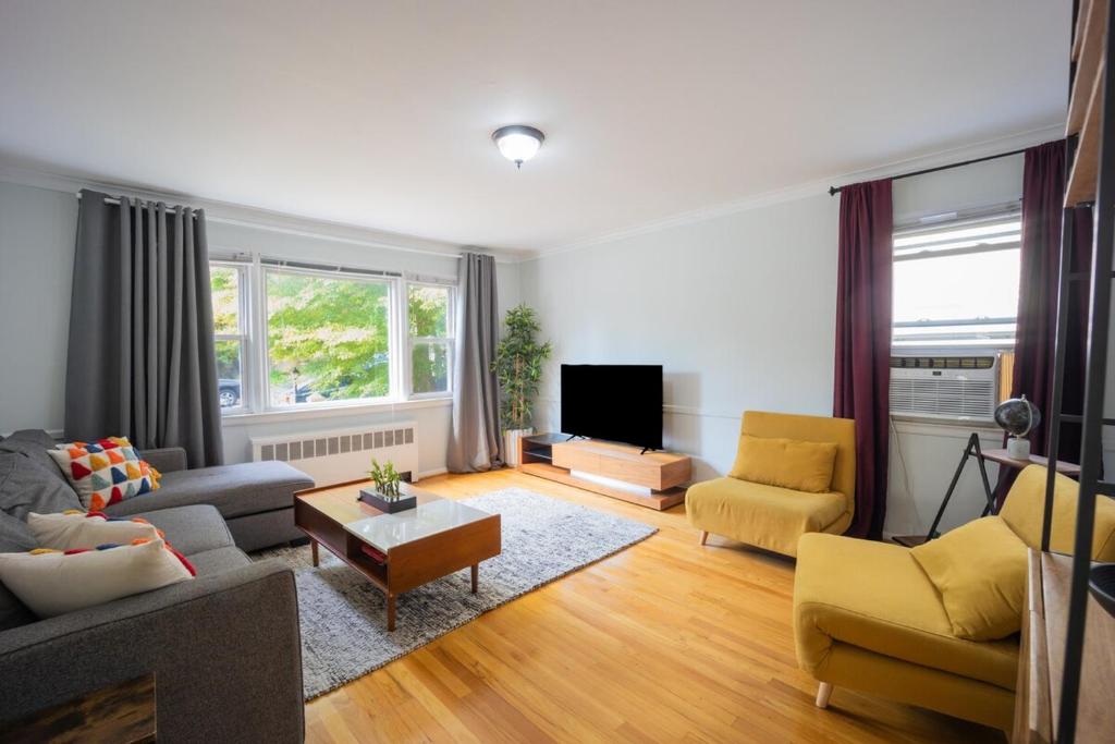 Posezení v ubytování 3bedroom APT with balcony & free street parking