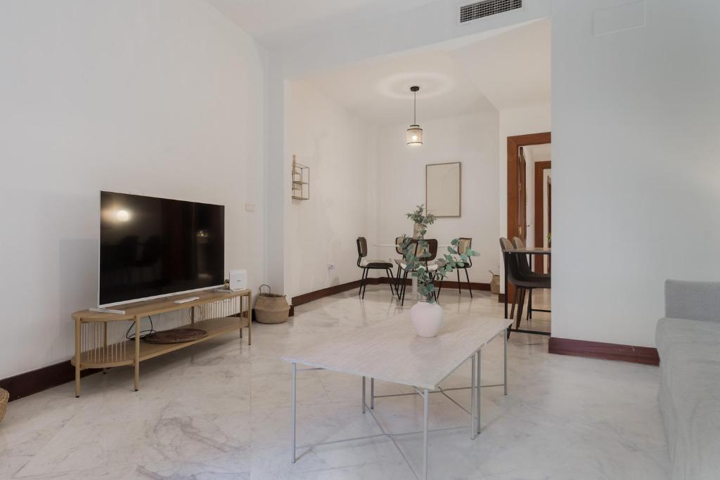 Large Apartment Magdalena Square - Free Parking