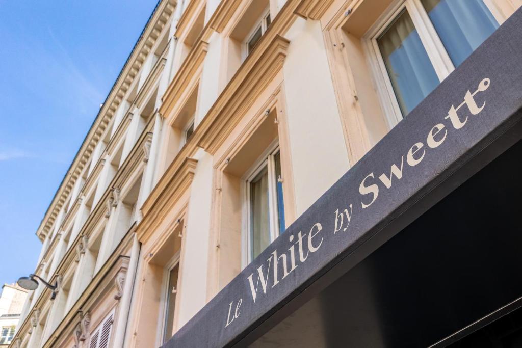 パリにあるLe White by Sweettの建物の側面にある看板