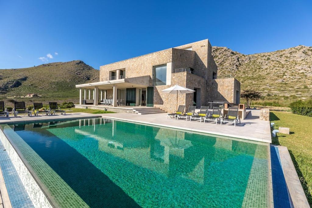 Πισίνα στο ή κοντά στο Unique villa nestled between mountains