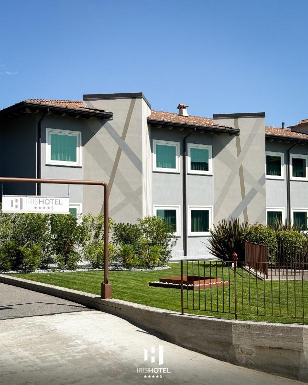 Iris Hotel