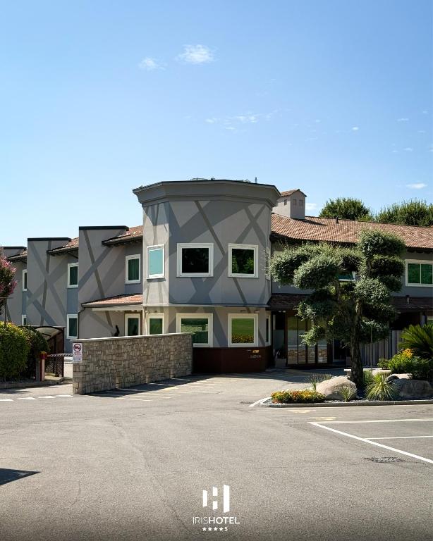 Iris Hotel