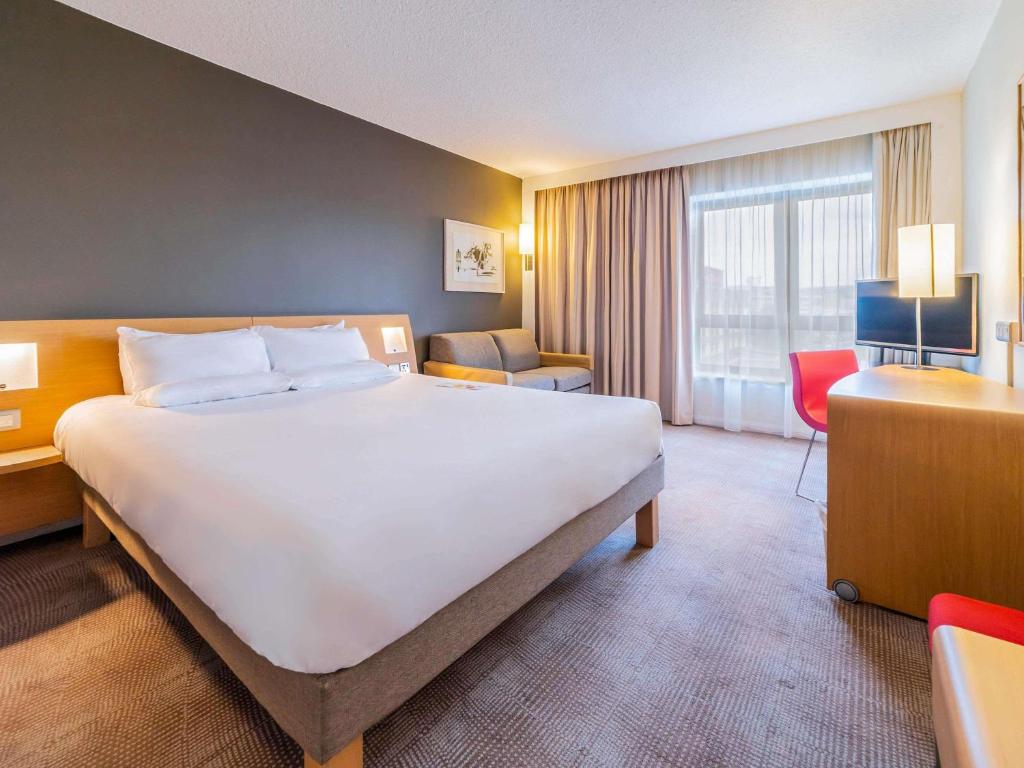 Кровать или кровати в номере Novotel Southampton