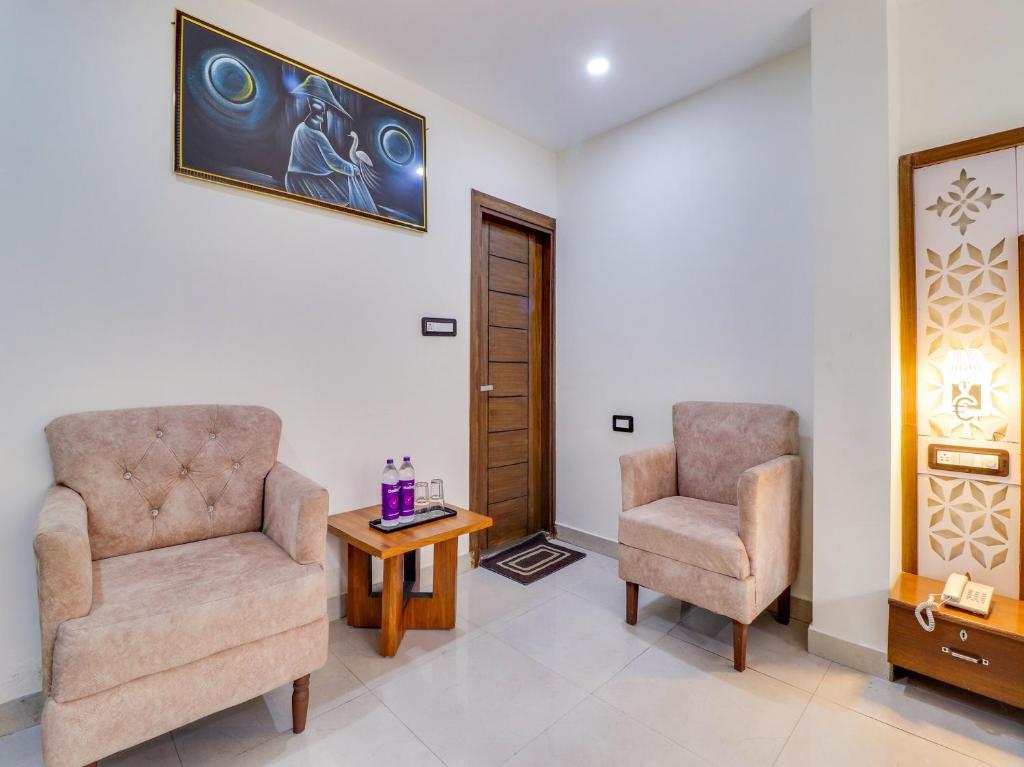 Gallery image of Hotel O Club99 Hotel & Rooftop-Cafe in Birbhaddar