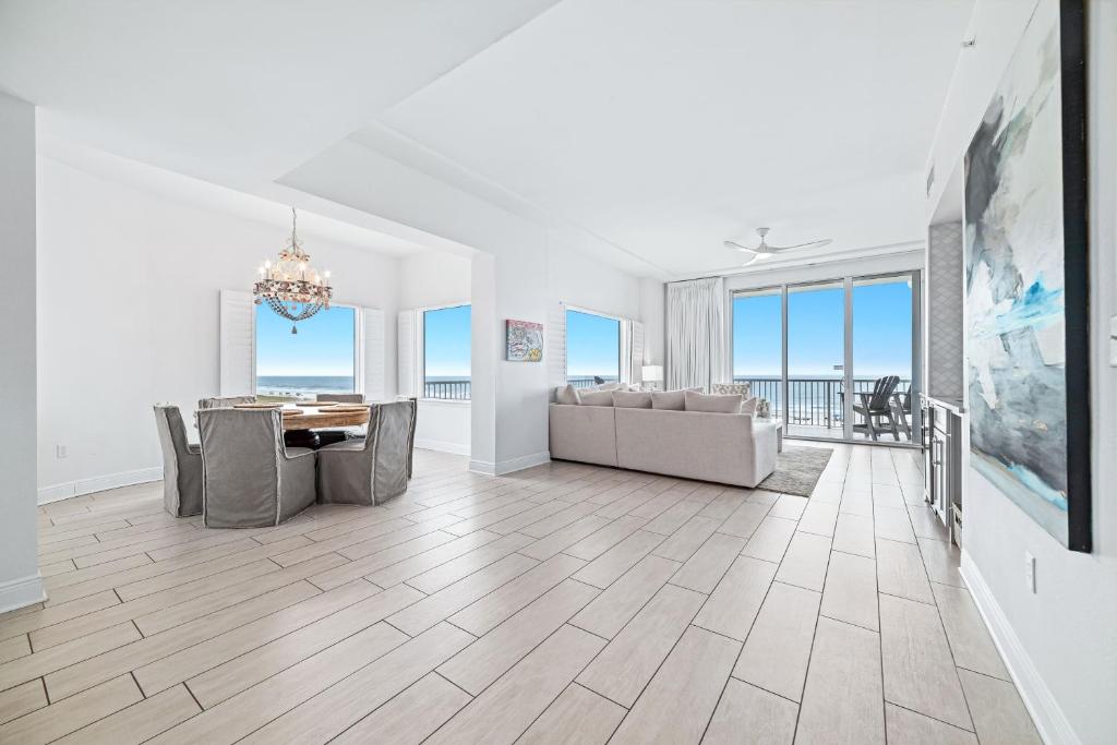 un soggiorno con tavolo, sedie e divano di Spanish Key Unit 301 a Perdido Key