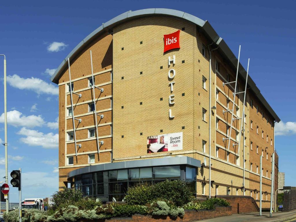 un gran edificio de ladrillo con un cartel de hotel en ibis Leicester, en Leicester