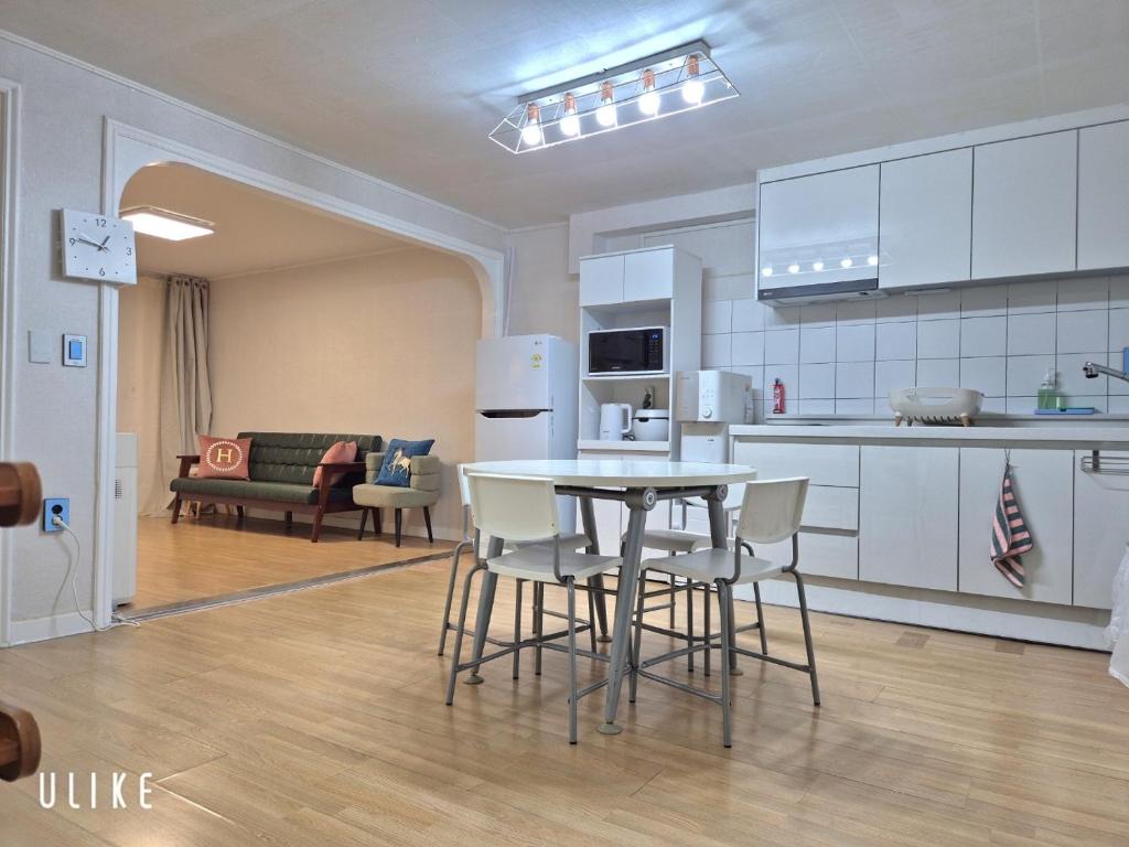 Η κουζίνα ή μικρή κουζίνα στο Stay179 Guesthouse - Female only