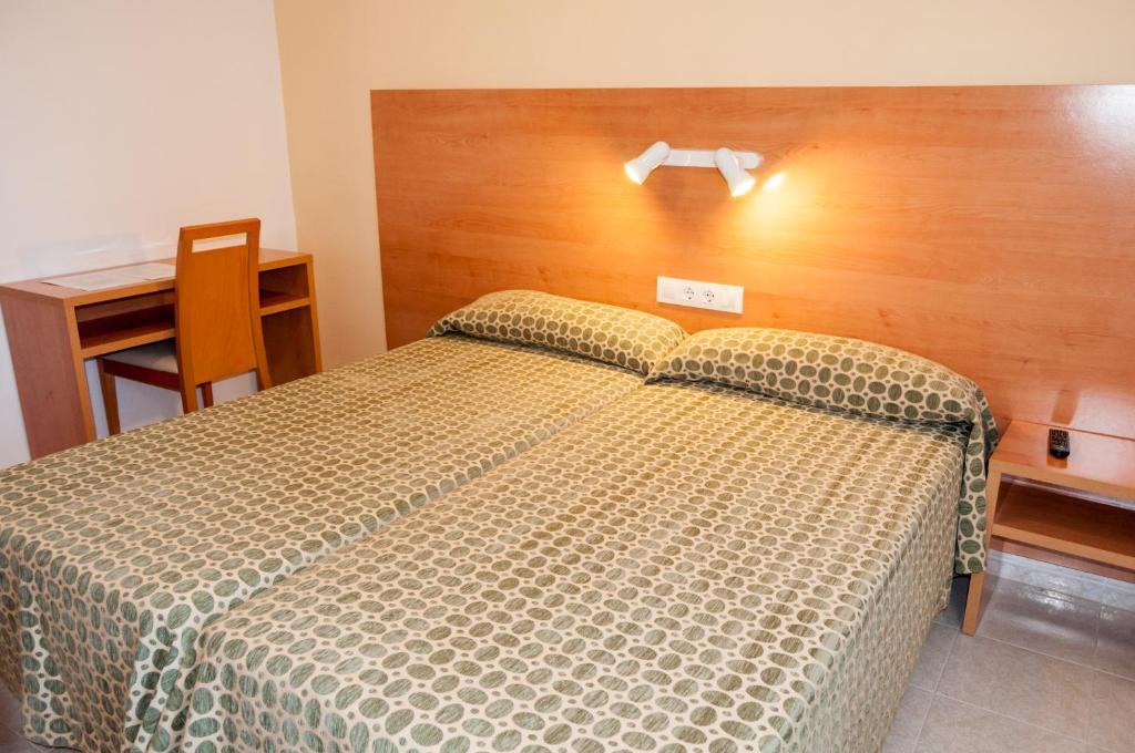 Postel nebo postele na pokoji v ubytování Hotel Madrid