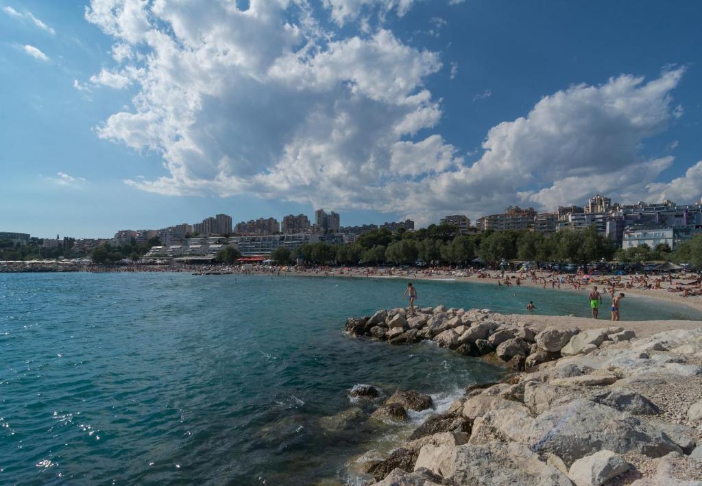 een groep mensen op een strand bij het water bij Luxury Rooms Near the Beach1 in Split