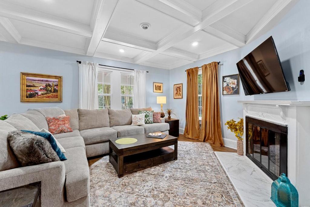 Et tv og/eller underholdning på Spacious 4BD Augusta Retreat Near the Masters! BBQ