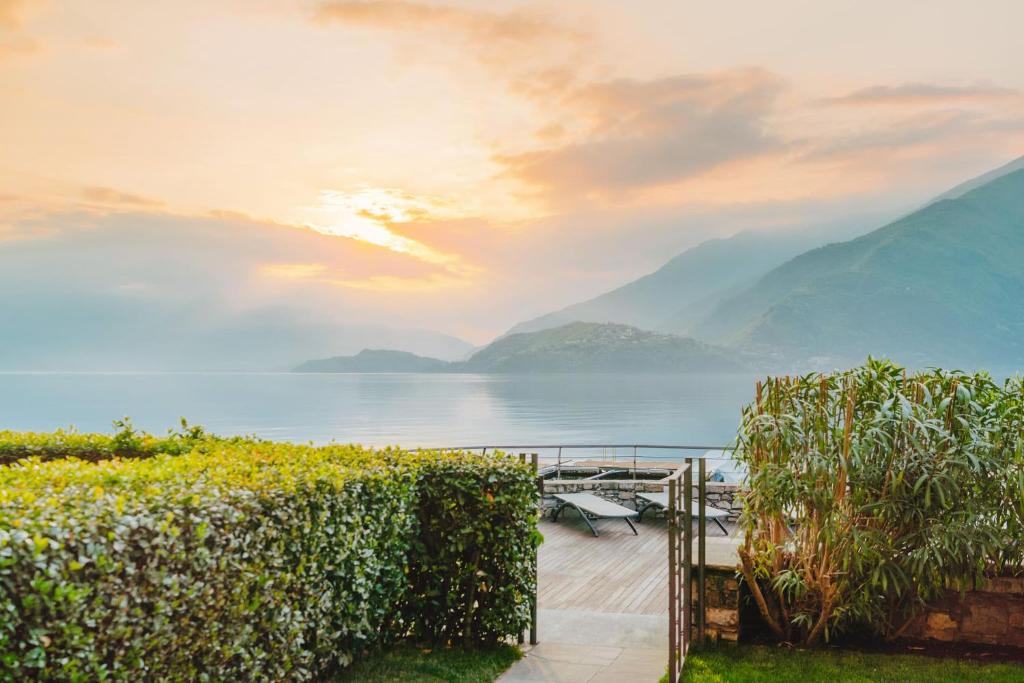 ムッソにあるExclusive Garden Apartment with Lake View & Poolの山水の風景