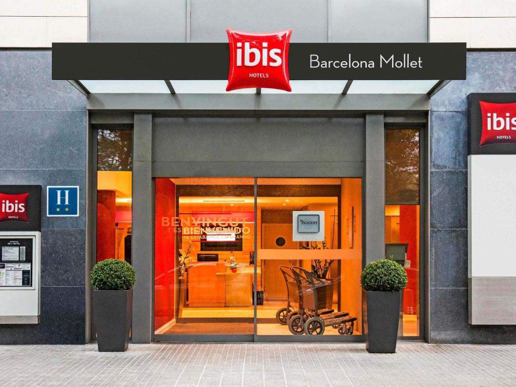 Una puerta de entrada de un edificio con un cartel en ella en Ibis Barcelona Mollet, en Mollet del Vallès