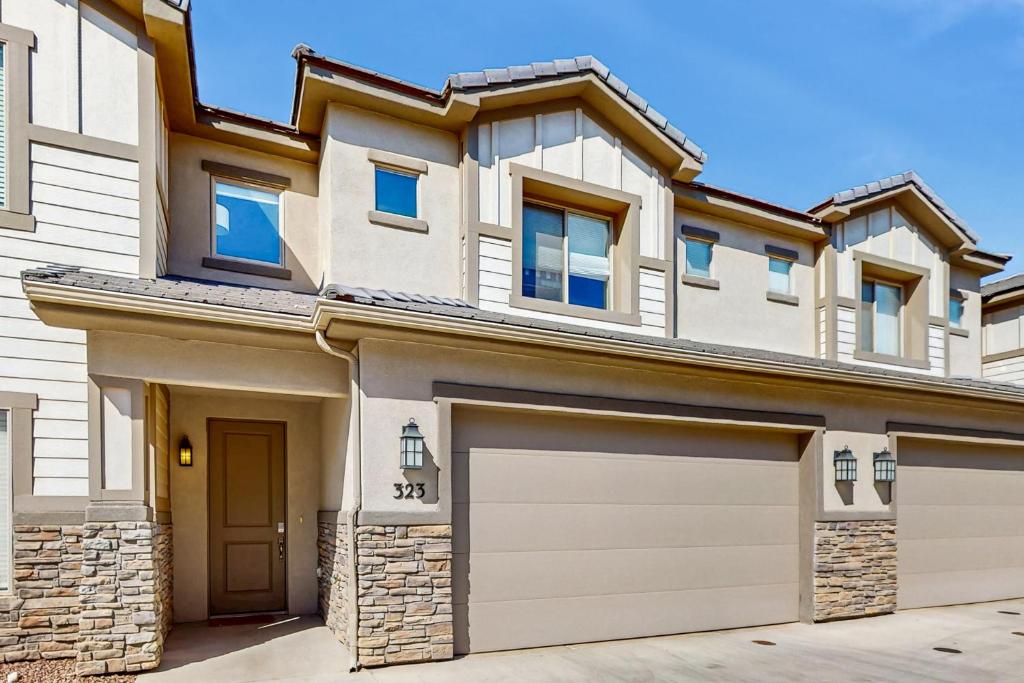 una casa grande con garaje en Zion Village Family Escape, en Hurricane