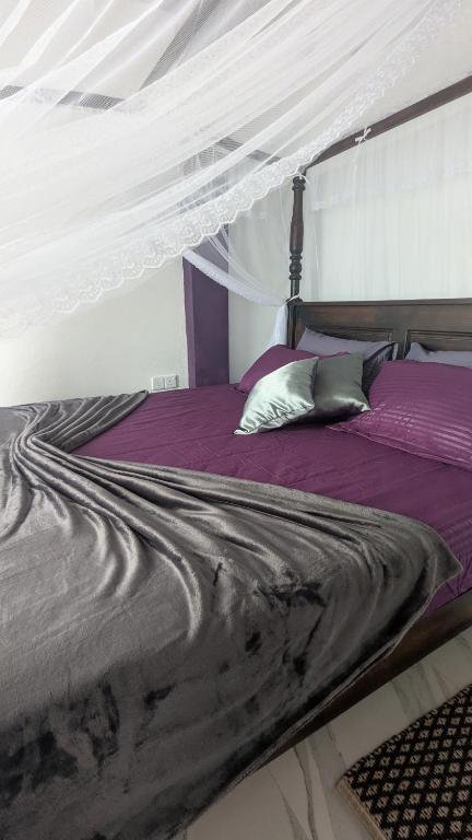 una cama con dosel en una habitación en Sea View Villa, Galle, en Galle