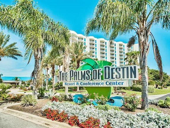 un cartello per il Palms of Destiny Resort and Conference Center di A Dose of Vitamin Sea a Destin