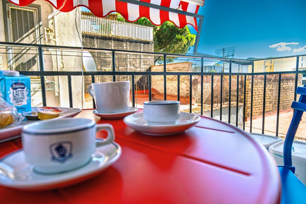 2 tazas de café en una mesa en un balcón en Ziettas Pop House, en Nápoles