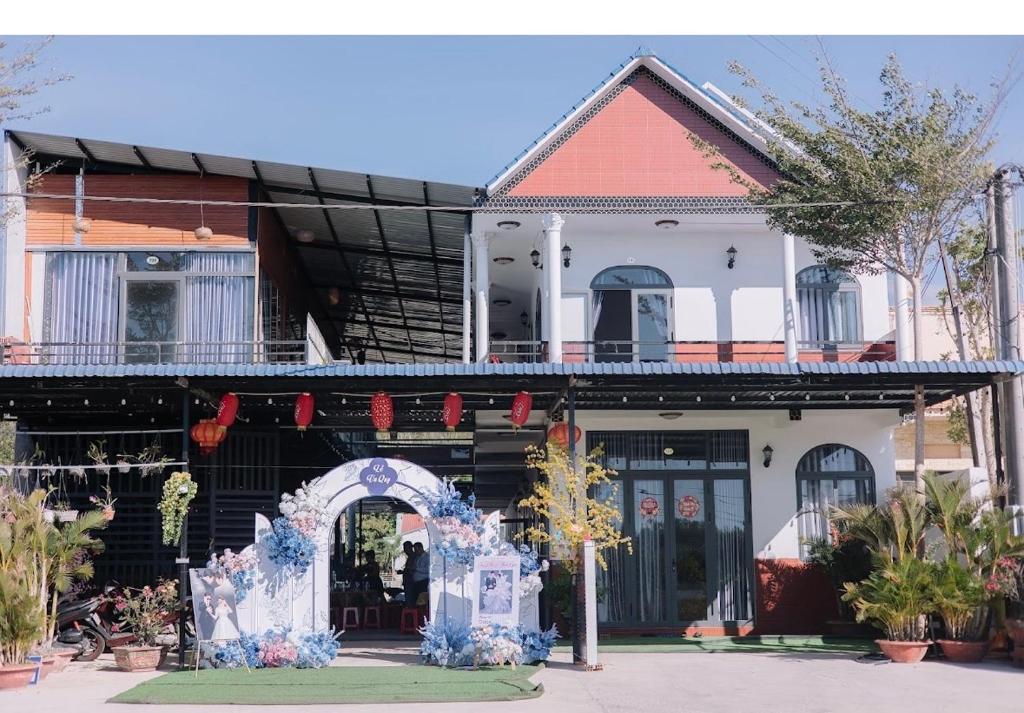 a building with an arch in front of it at Nhà Nghỉ Đại Lý Bình Châu in Xuyên Mộc