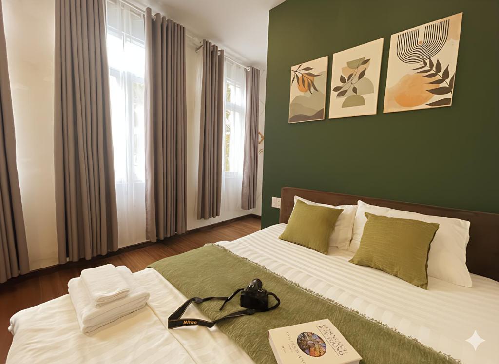 Una cama o camas en una habitación de Seven A Hotel