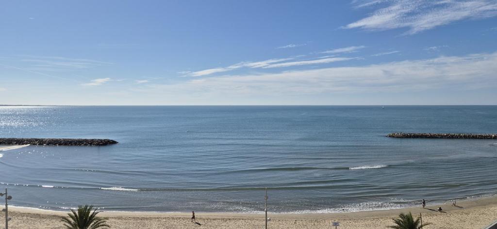 - une vue sur une plage avec des rochers dans l'eau dans l'établissement T3, 6 pers, cv, vue mer exceptionnelle, parking, à La Grande Motte