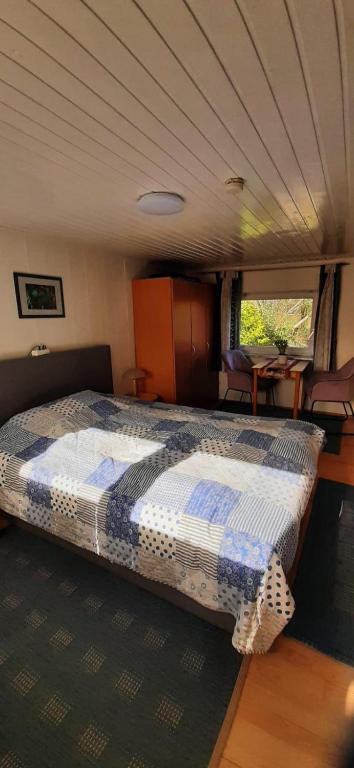 ein Schlafzimmer mit einem Bett in einem Zelt in der Unterkunft Ferhaus Albertsdorf am Dorfteich  Wohnung 4 in Teschendorf