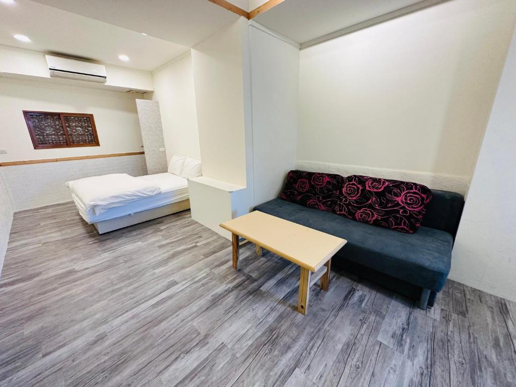 a small room with a couch and a bed at 九份巷居民宿 in Jiufen