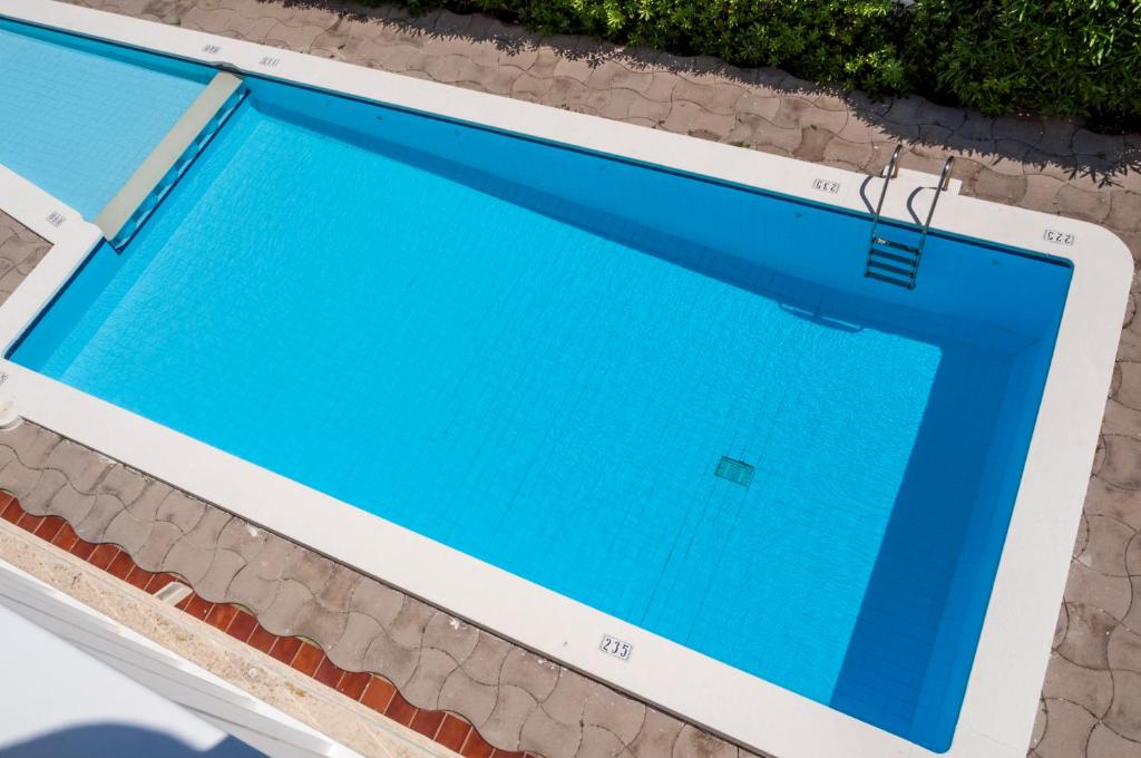 Bazén v ubytování Hotel Madrid nebo v jeho okolí