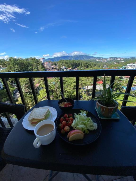 una mesa azul con un plato de comida. en 2-Bedroom Ladera Suites, en Baguio