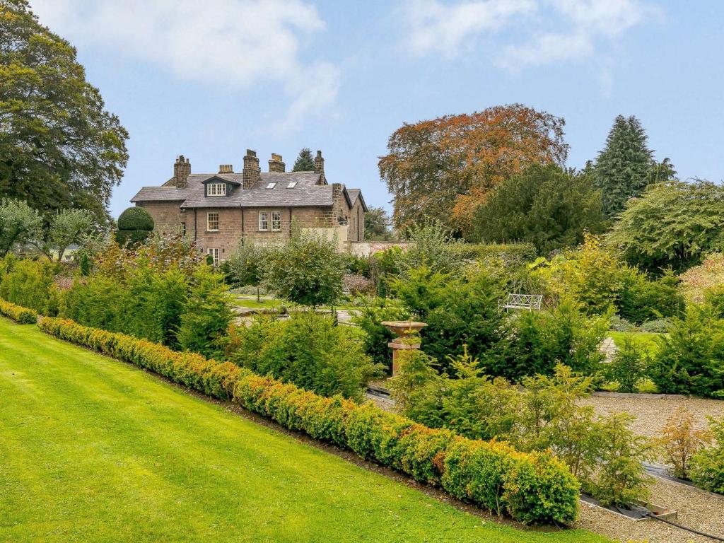 an old house in the middle of a garden at 5 bed in Markington 83892 in Bishop Thornton