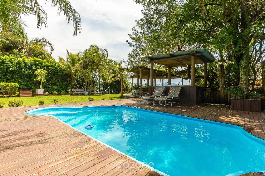 una imagen de una piscina en un patio en Apto pé na areia com vista p/ mar JBM, en Florianópolis