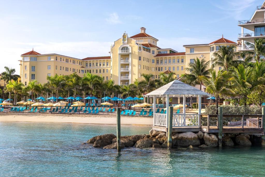 Blick auf ein Resort vom Wasser aus mit einem Pier in der Unterkunft British Colonial Nassau in Nassau