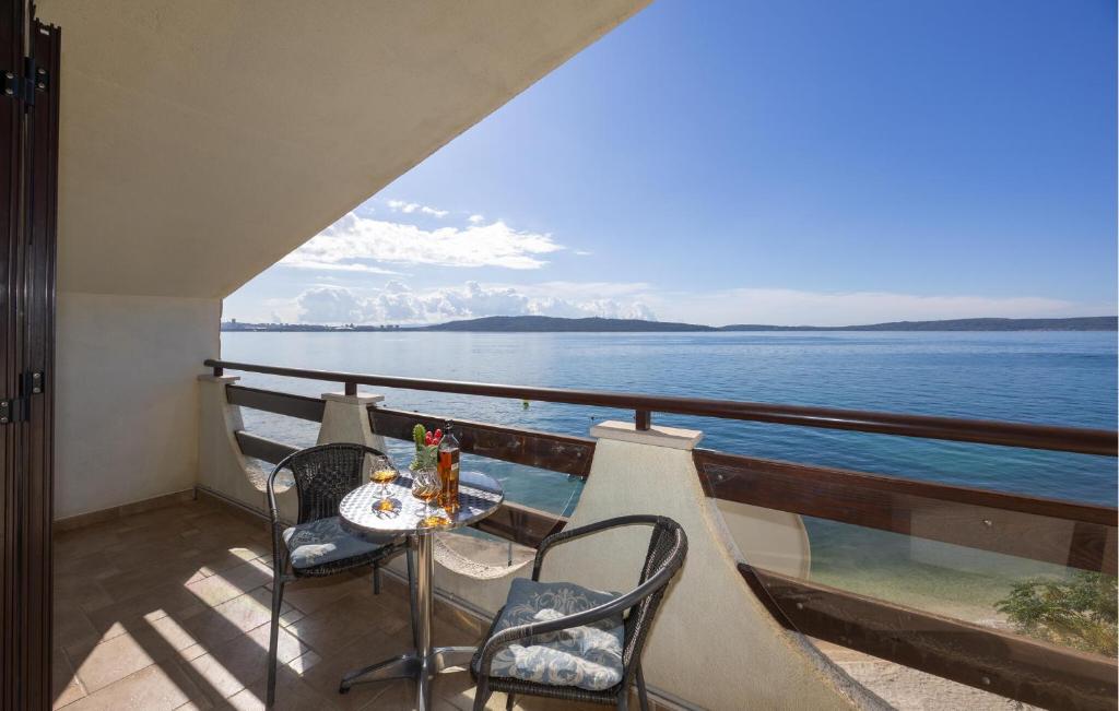 Two-Bedroom Apartment Kastel Kambelovac With Sea View 02