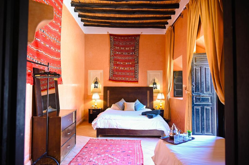 - une chambre avec un lit et une télévision dans l'établissement Riad Sidi Hicham, à Marrakech
