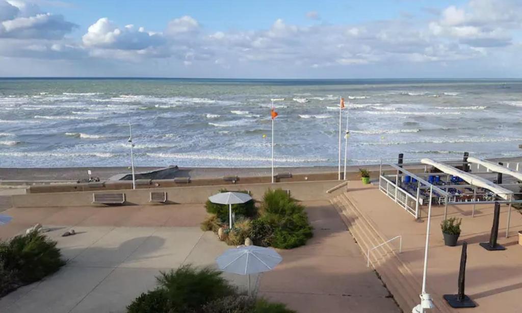Una vista del océano desde un balcón de una playa. en SEA FRONT Newly designed apartment,, en Saint-Valéry-en-Caux