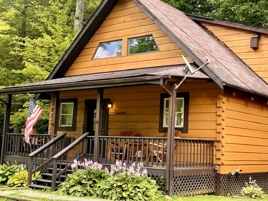 MontervilleにあるRustic Wooden Cabin Settled Between Trees in Monterville, West Virginiaのギャラリーの写真