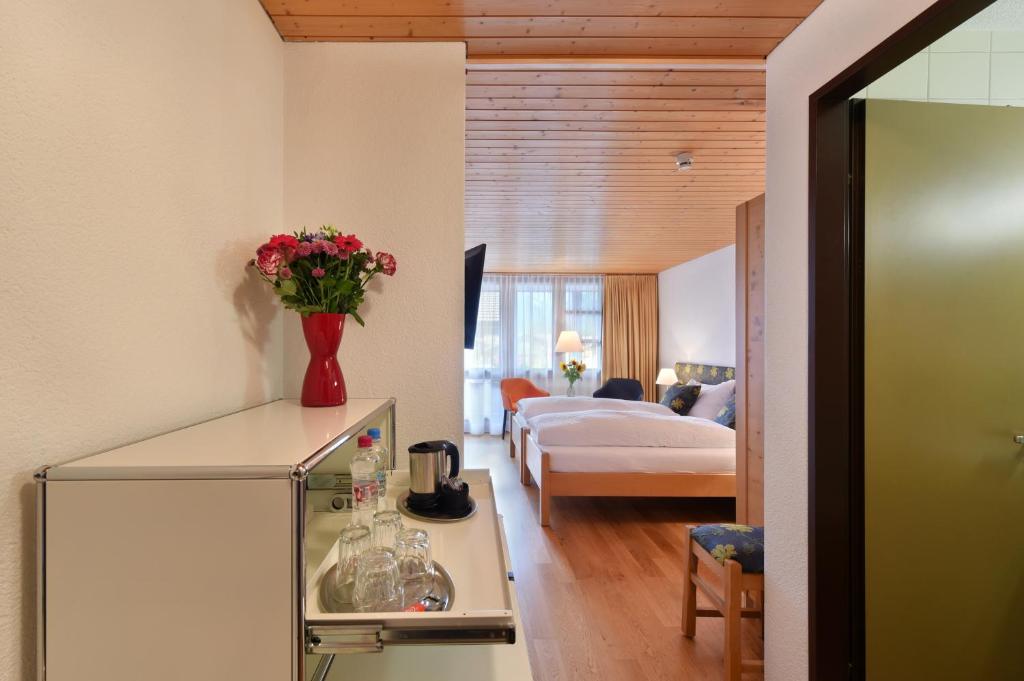 Postel nebo postele na pokoji v ubytování Hotel Krone Lenk