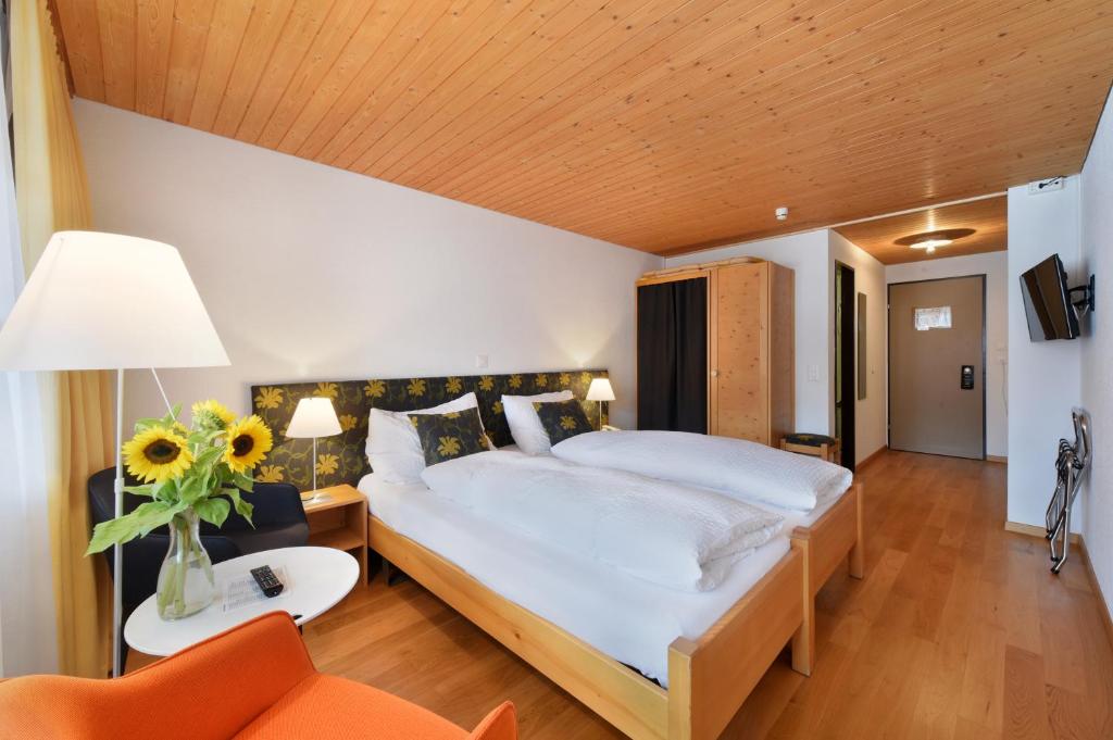 Postel nebo postele na pokoji v ubytování Hotel Krone Lenk