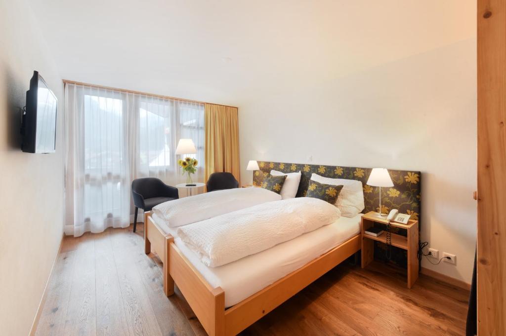 Postel nebo postele na pokoji v ubytování Hotel Krone Lenk
