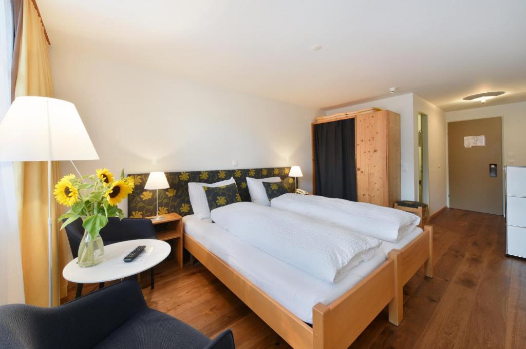 Postel nebo postele na pokoji v ubytování Hotel Krone Lenk