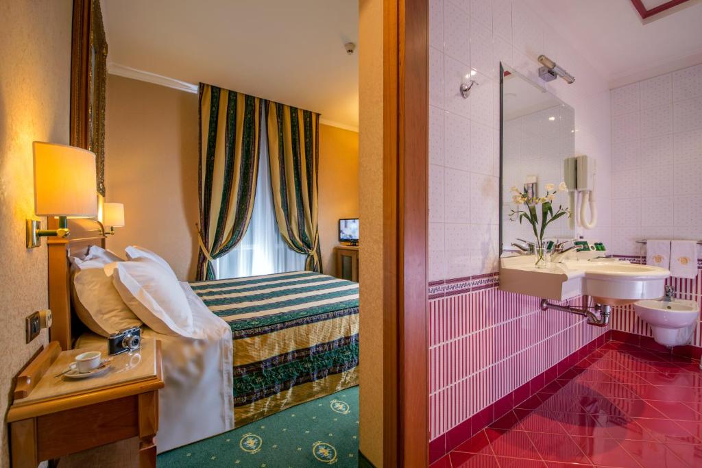Postel nebo postele na pokoji v ubytování Colonna Hotel