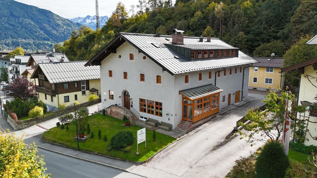 una vista aerea di una grande casa bianca di Schmitten 27 Rooms & Apartments by All in One Apartments a Zell am See