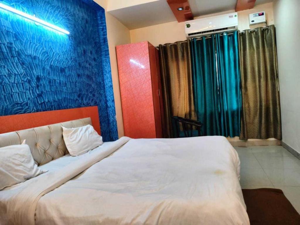 Ένα ή περισσότερα κρεβάτια σε δωμάτιο στο Hotel O Alpha 1 Metro Station