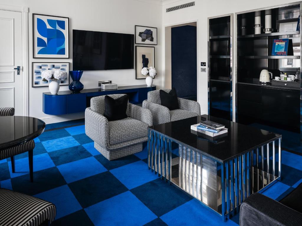 
Prestige King Suite with Separate Living Room and Waterloo Place or Pall Mall View
