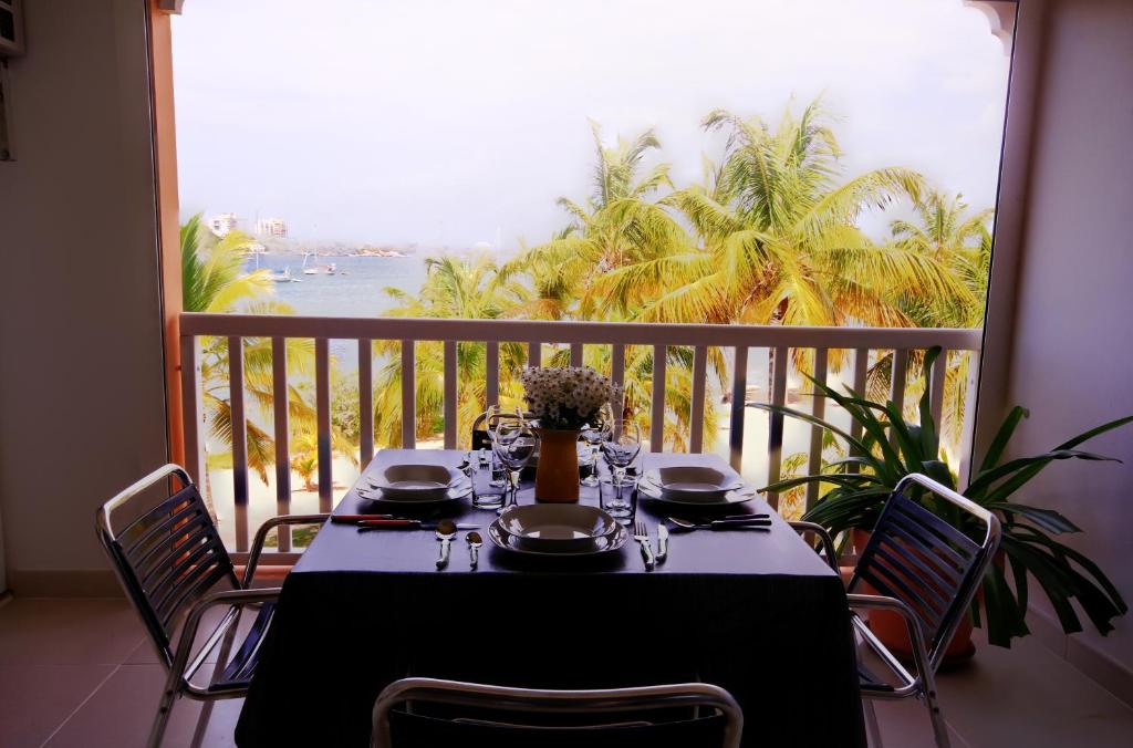 einen Tisch auf einem Balkon mit Meerblick in der Unterkunft flamboyant in Marigot