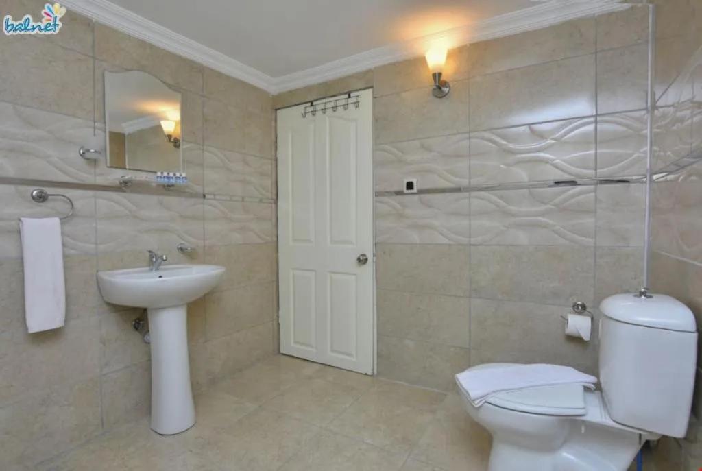 um banheiro com vaso sanitário e pia em Cem Gül Hotel em Ayvalık